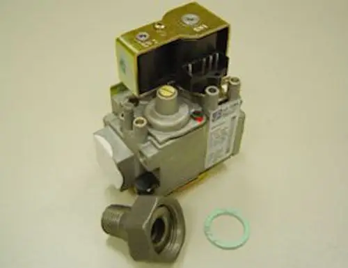 Gasventil von Remeha mit einer Oberfläche und Anschluss für die Gasleistung, gefertigt aus Metall und mit elektrischen Kontakten zur Steuerung der Gaszufuhr.